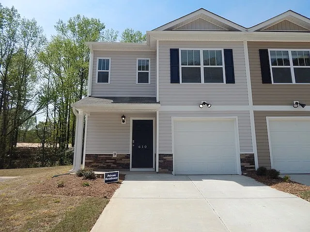 610 Oakmont Valley Trl — Photo 1