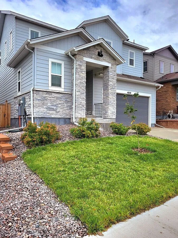 Spacious 3 Bedroom House located in the Terrain of Castle Rock — Photo 3