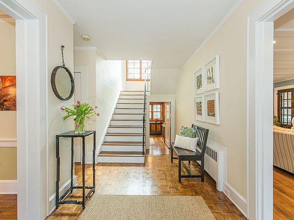 4th image of 390 Charlton Ave