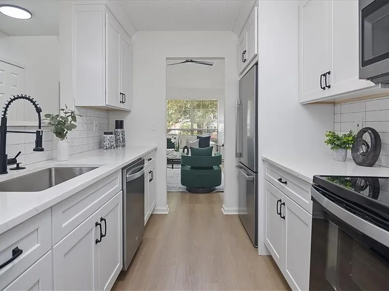 4033 Ravenwood Ct — Photo 10