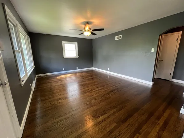 49 Woodlawn Dr, Saint Charles, MO 63301