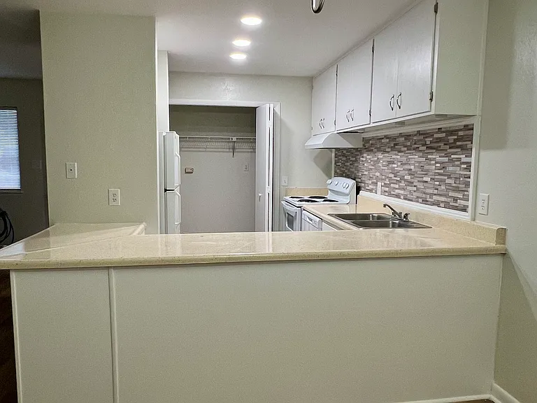 2682 N Point Ct #B — Photo 2