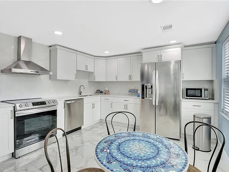 1009 Ridge St — Photo 6