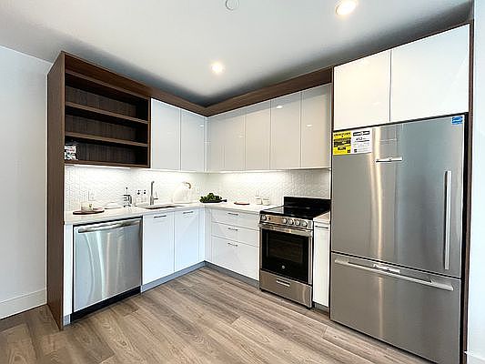 2nd image of 228 E 135th St #915