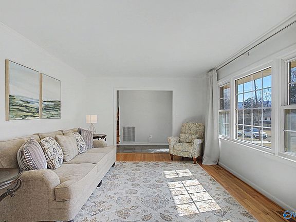 5th image of 811 Forrest Heights Dr SE