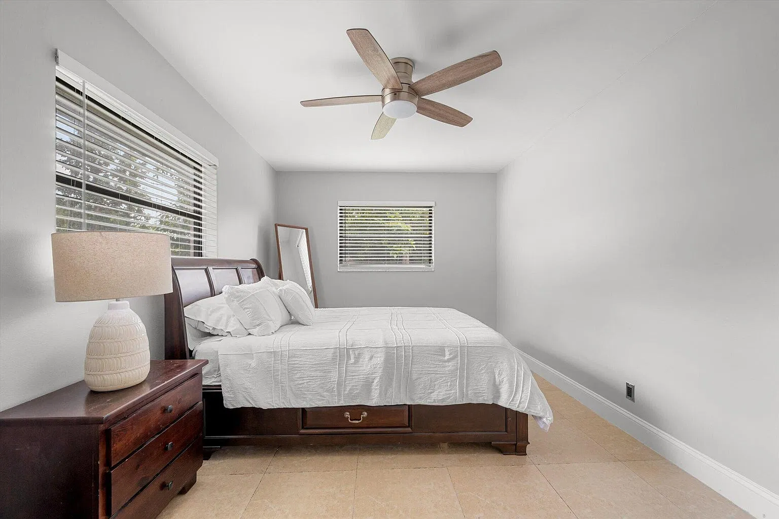 4 bed, 2.0 bath, 2118 sqft, $5,800 — Photo 3