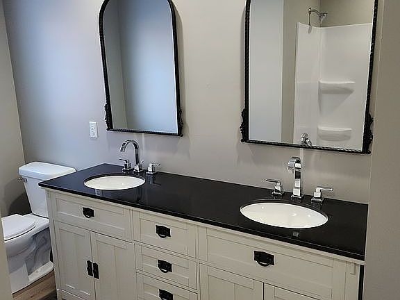 Main bath with tub shower