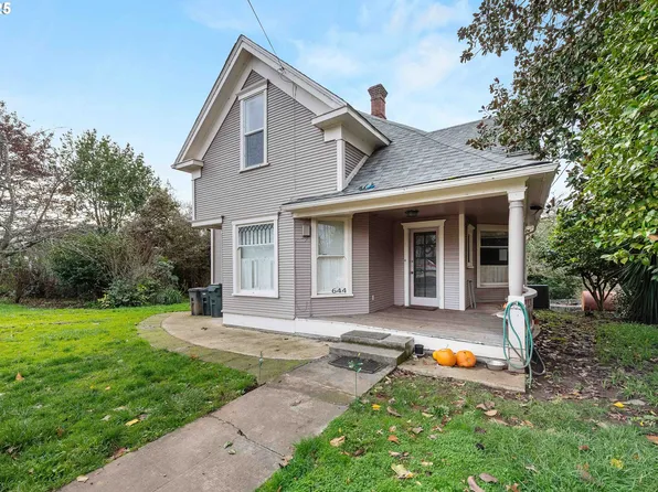 644 4th St, Myrtle Point, OR 97458