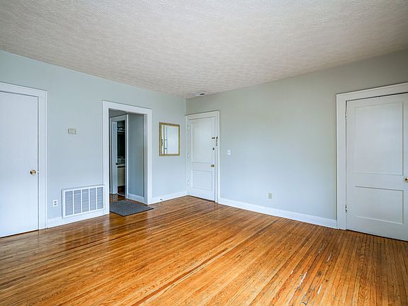3rd image of 108-110 Wilber Ave #110.5