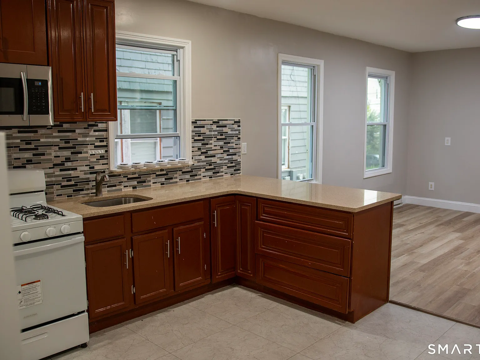 3 bed, 1.0 bath, 1200 sqft, $1,700 — Photo 2