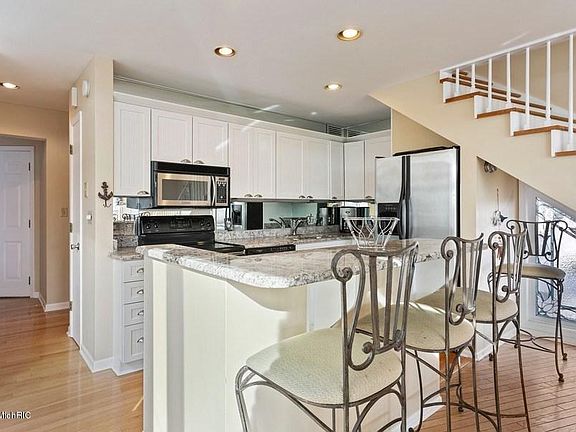 5th image of 14 Harbor Isle Dr