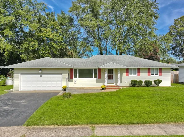 82 Woolacott Rd, Rochester, NY 14617