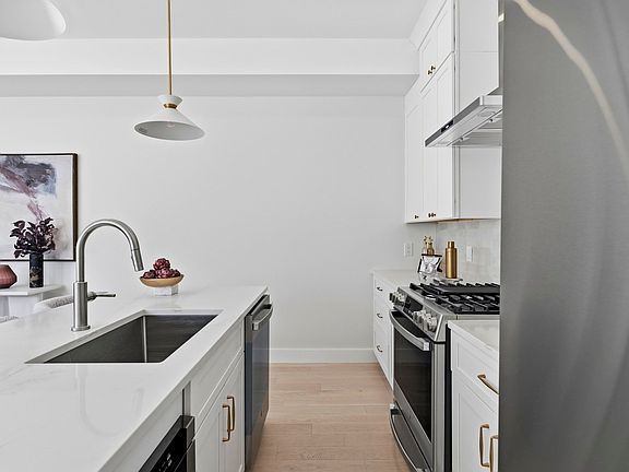 5th image of 28 Swan Ave #1