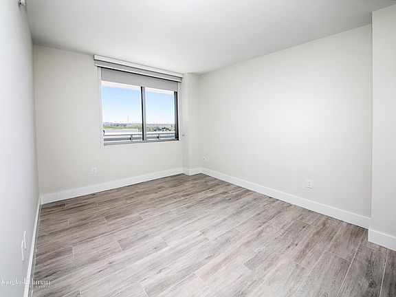 2nd image of 16385 Biscayne Blvd Unit 1006