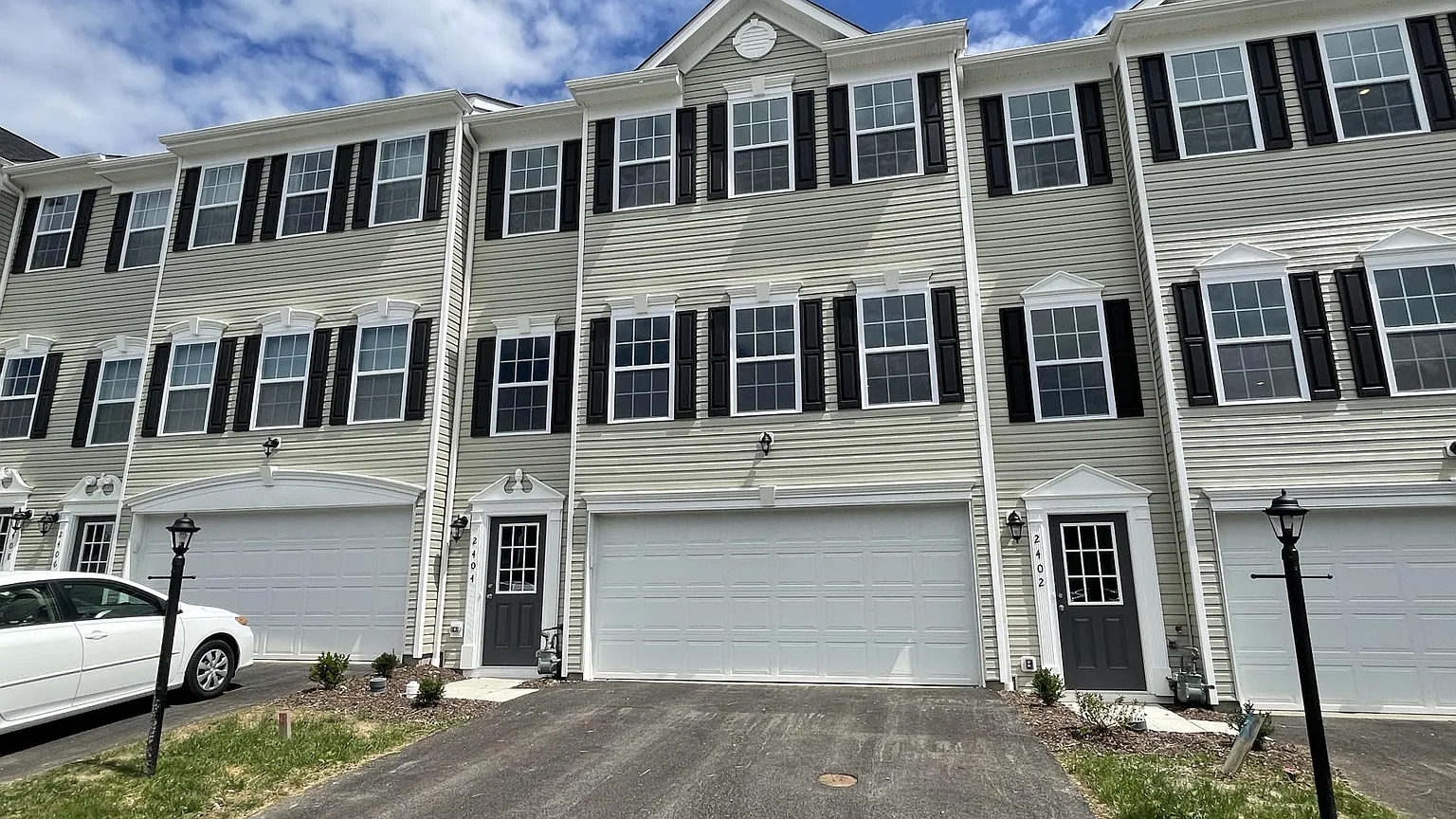 2404 Canterbury Dr photo 1