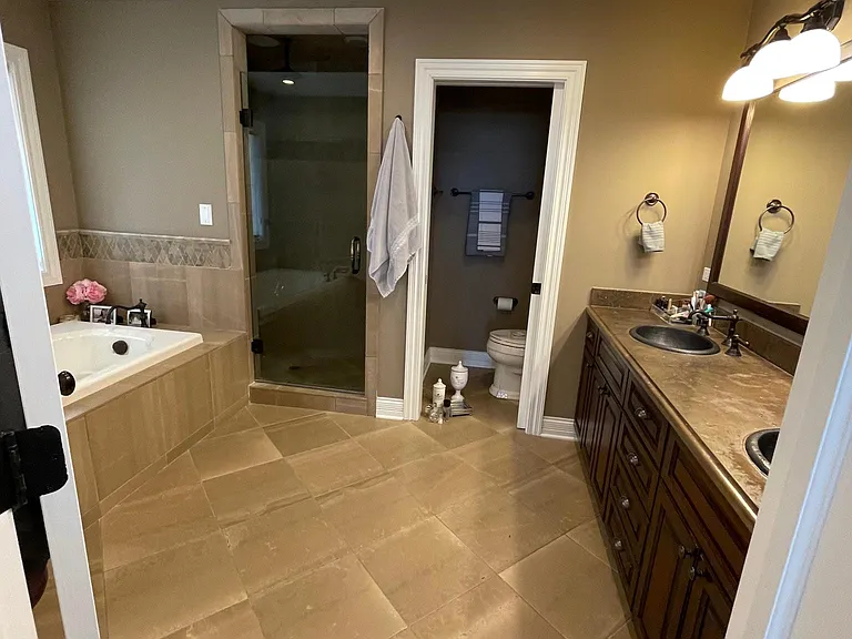2411 Greenwood Ave — Photo 14