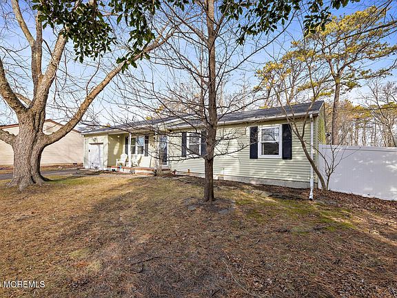 3rd image of 826 Hazelton Avenue