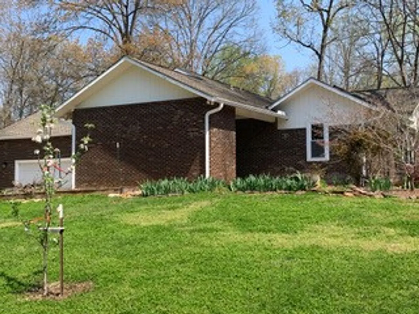 3 bed, 2.5 bath, 2400 sqft, $2,500 — Photo 3