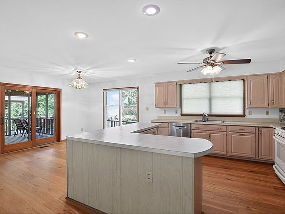 5th image of 3523 Hilltop Dr