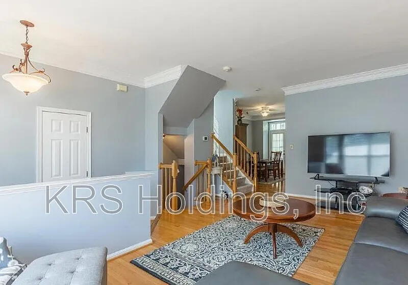 3 bed, 2.5 bath, 2207 sqft, $2,750 — Photo 3