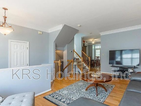 3rd image of 3947 Hartlake St