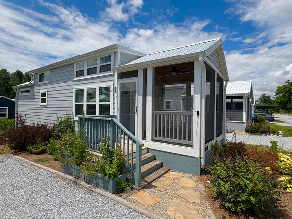 57 Breezy Meadow Ln, Flat Rock, NC 28731