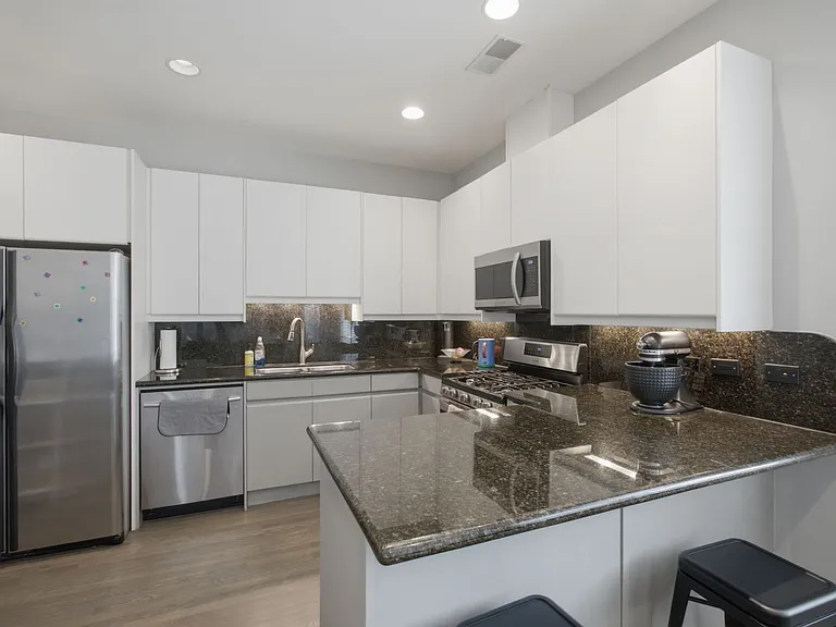 623 W Barry Ave #1 — Photo 6