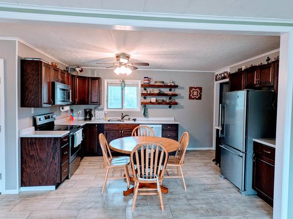 328 N Mill St, Decorah, IA 52101