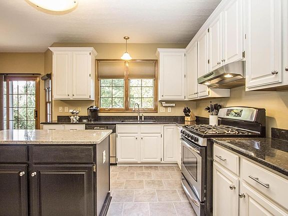 5th image of 347 Harrogate Ct