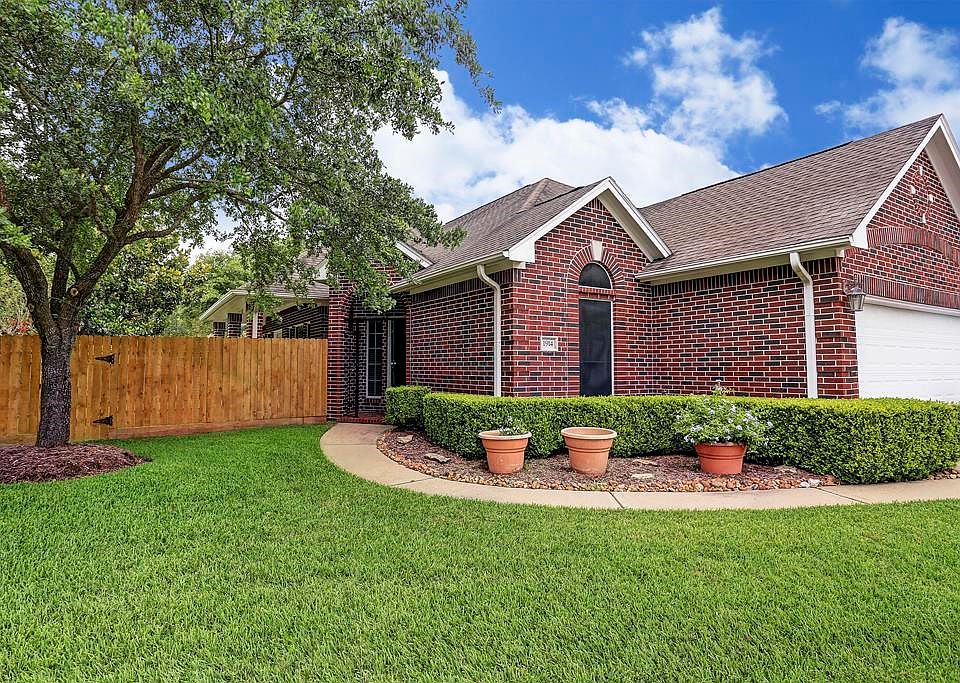 This one story home in Green Trails Oaks features brick on all four sides and sits on a quiet cul-da-sac.