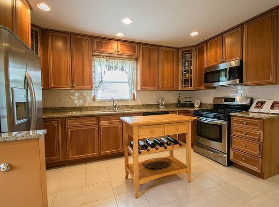 5th image of 10253 S 81st Ct