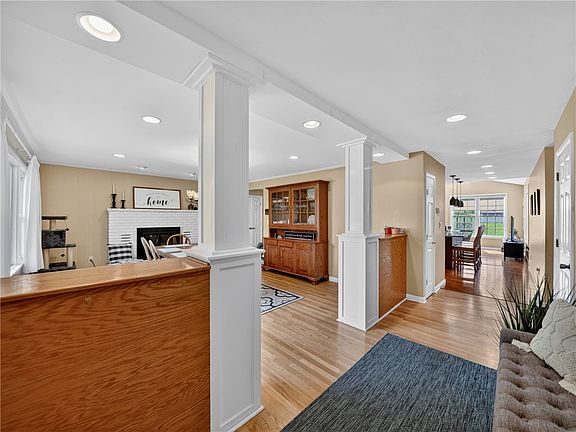 4th image of 27 Brookside Cir