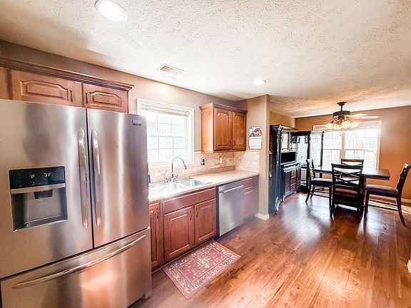 3rd image of 150 Ellen Court