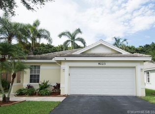 9223 Arborwood Cir, Davie, FL 33328