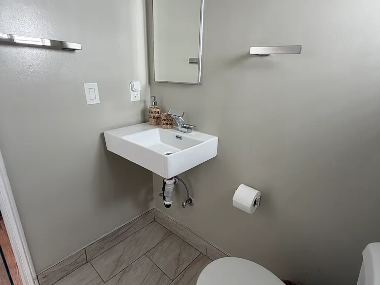 302 Barbara Ave #B — Photo 8