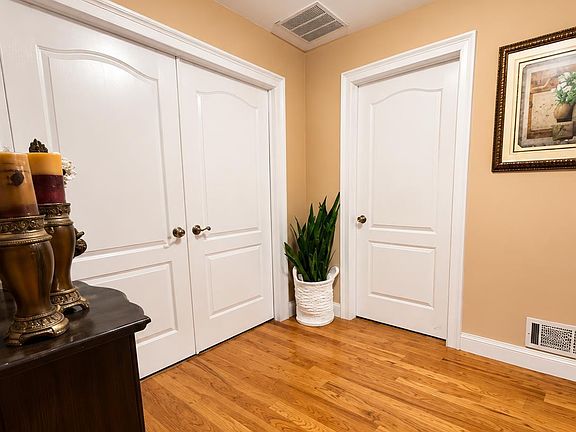 5th image of 402 Thomas St