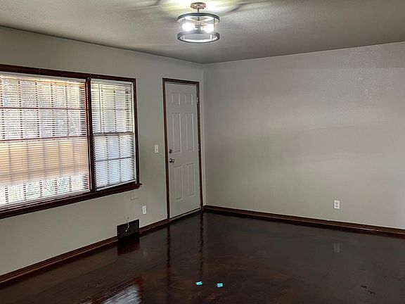 4th image of 4305 Woods Dr