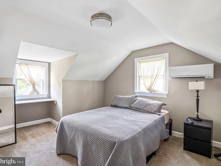 2617 E Maple St — Photo 2