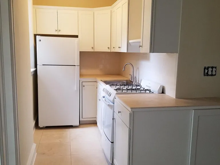 Drexel Court Apartments — Photo 9