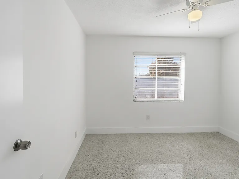 405 W 11th St #12 — Photo 18