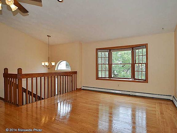 5th image of 194 Woodbine St