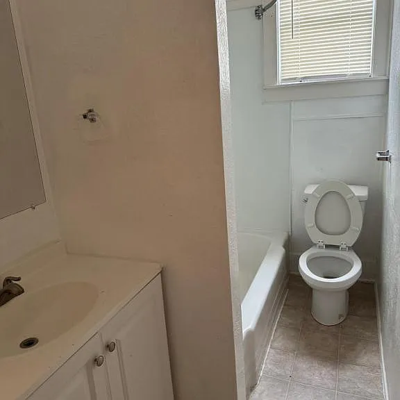 313 E Lloyd St — Photo 8