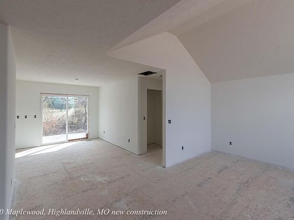 4th image of 220 Maplewood Dr
