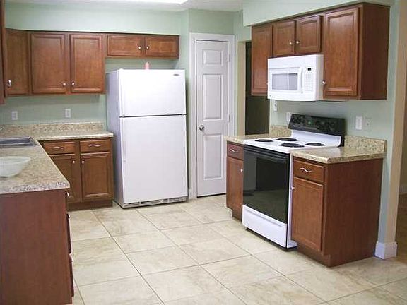 2nd image of 610 Mayflower Ave