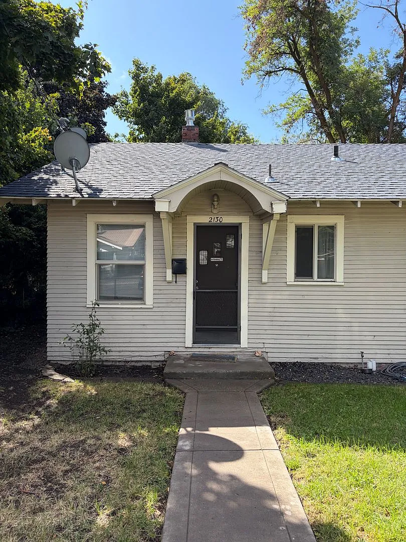 Vintage 1-Bedroom Duplex with Large Fenced Yard 3 miles from OIT and Sky Lakes Medical Center — Photo 2