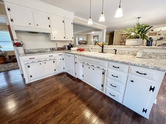 4th image of 151 Lakeview Dr