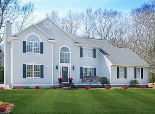 15 Bassett Cir, East Greenwich, RI 02818