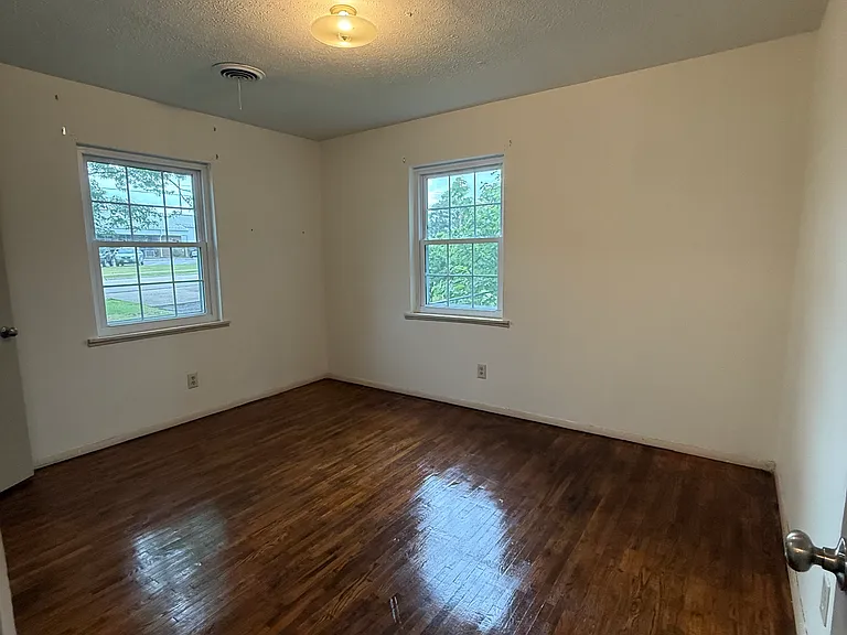 605 N College St — Photo 8