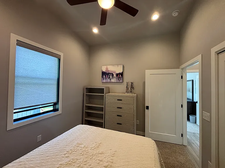 additional view of queen room