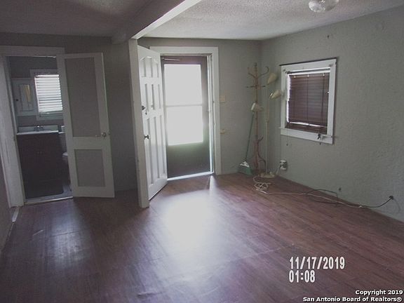 4th image of 822 Crockett St